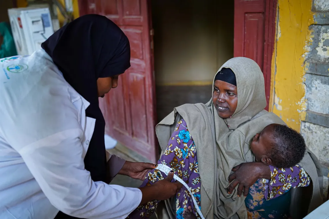 At the health centre in Jalalaqsi, health worker Deka measures Jamaad&rsquo;s mid-upper arm circumference (MUAC) as part of nutrition screening, while connecting her with essential health and nutrition services.