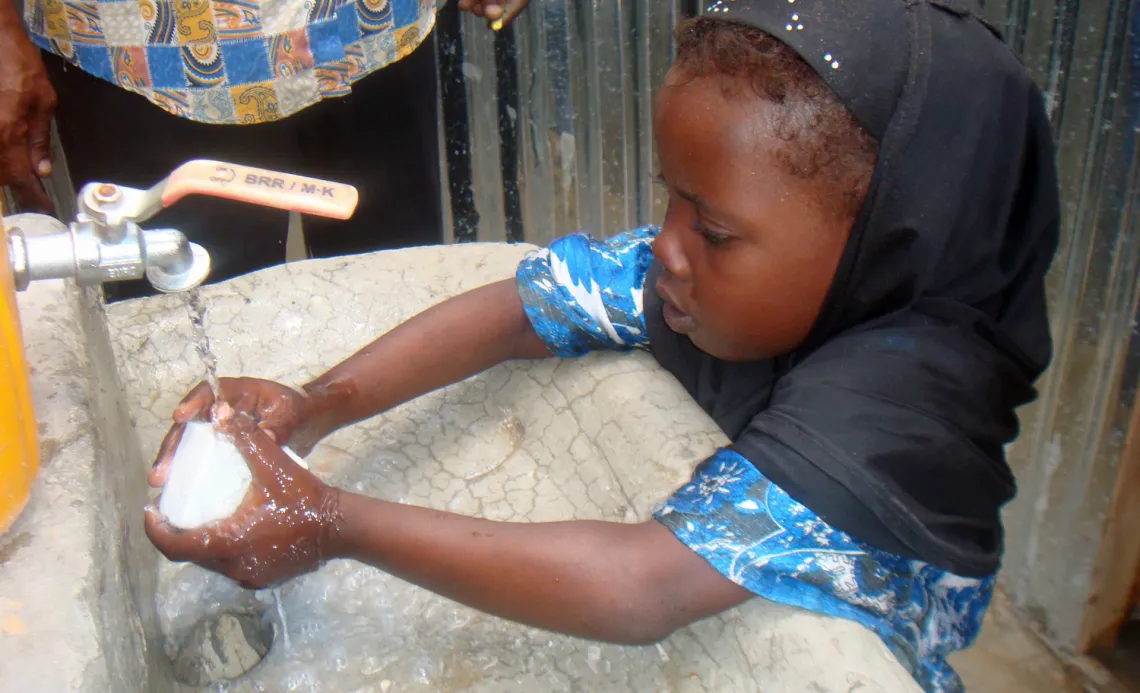 girl-washing-hands