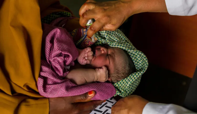 newborn-receiving-polio-vaccine