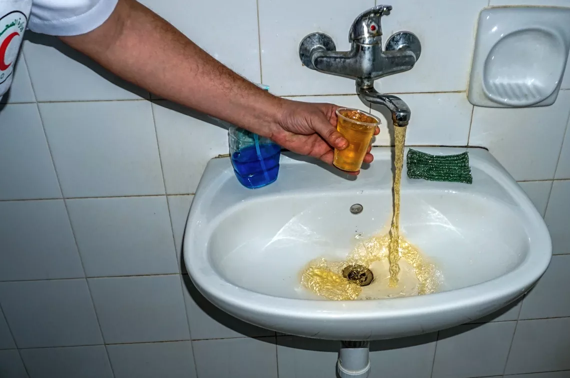 Rust-coloured water flowed from the faucet in al-Shifa hospital&rsquo;s restroom, before a UNICEF project to change the hospital&rsquo;s aging pipes