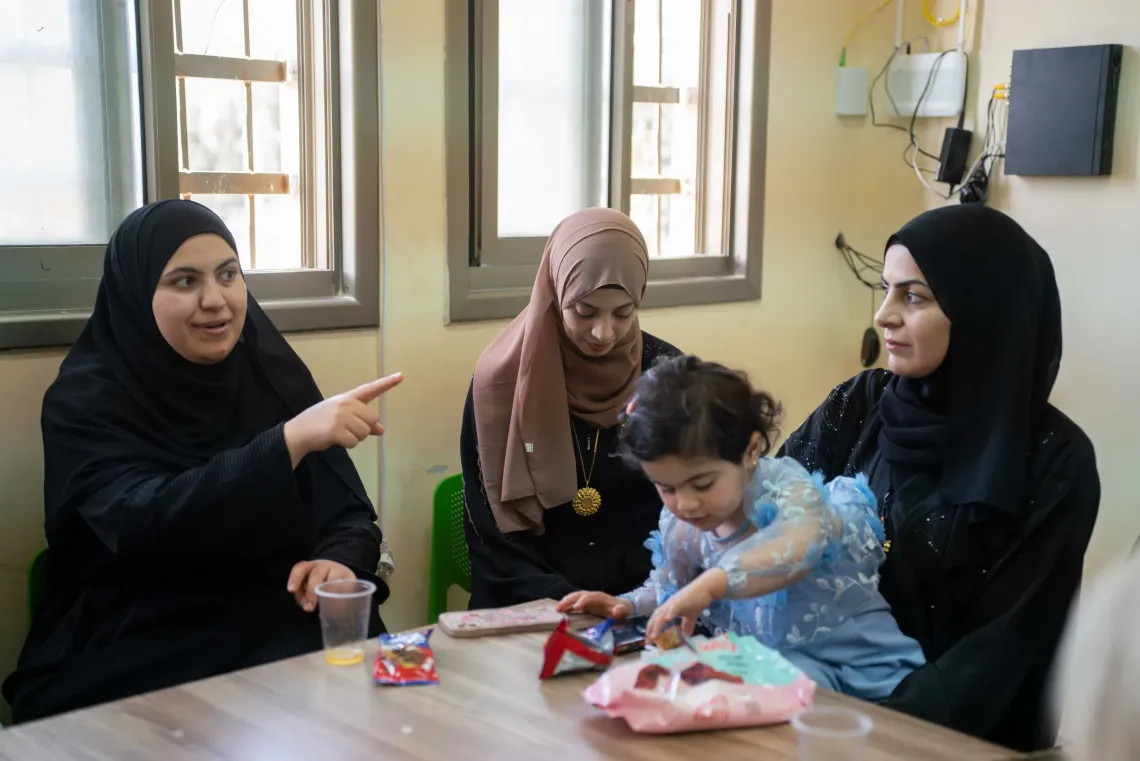 تقدّر أمهات هؤلاء الأطفال الدعم التعليمي والعاطفي الذي تقدمه هذه البرامج لأطفالهن. 