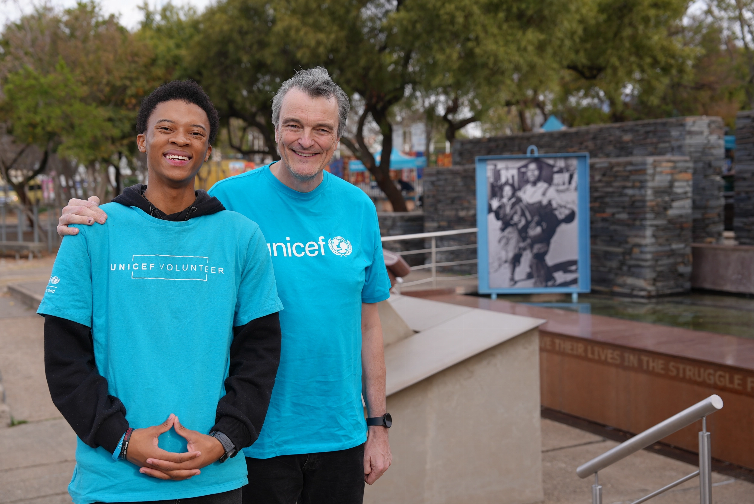 Johannes Wedenig (right), UNICEF South Africa Representative, and Malibongwe Dhlodhlo (left) UNICEF young volunteer pose for a photo.
