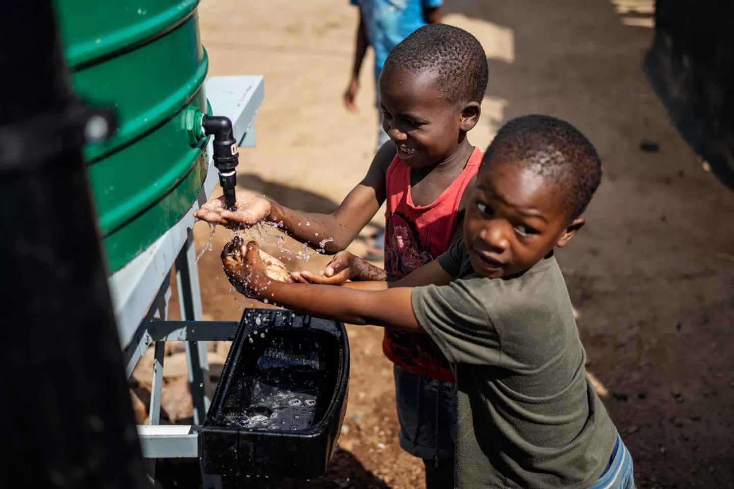 boys-washing-hands