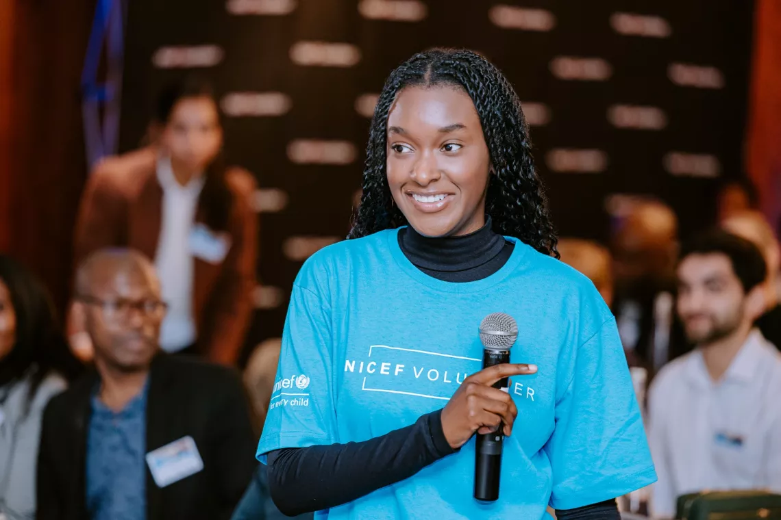 A UNICEF campus club volunteer engages in a discussion at the Critical Thinking Forum.