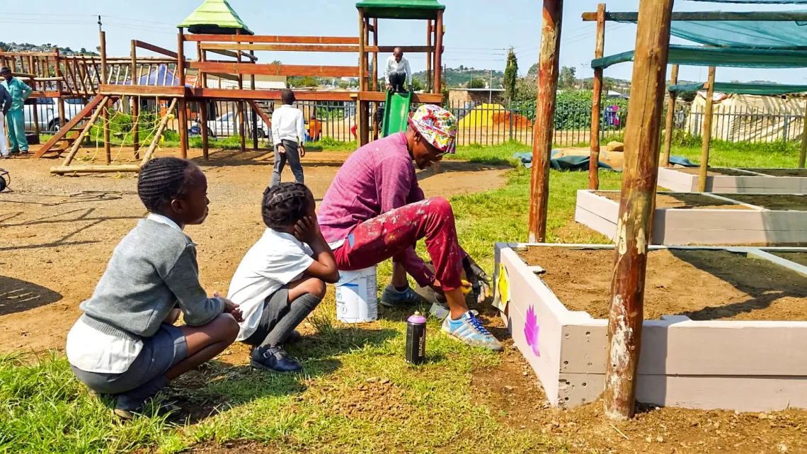 children-gardening