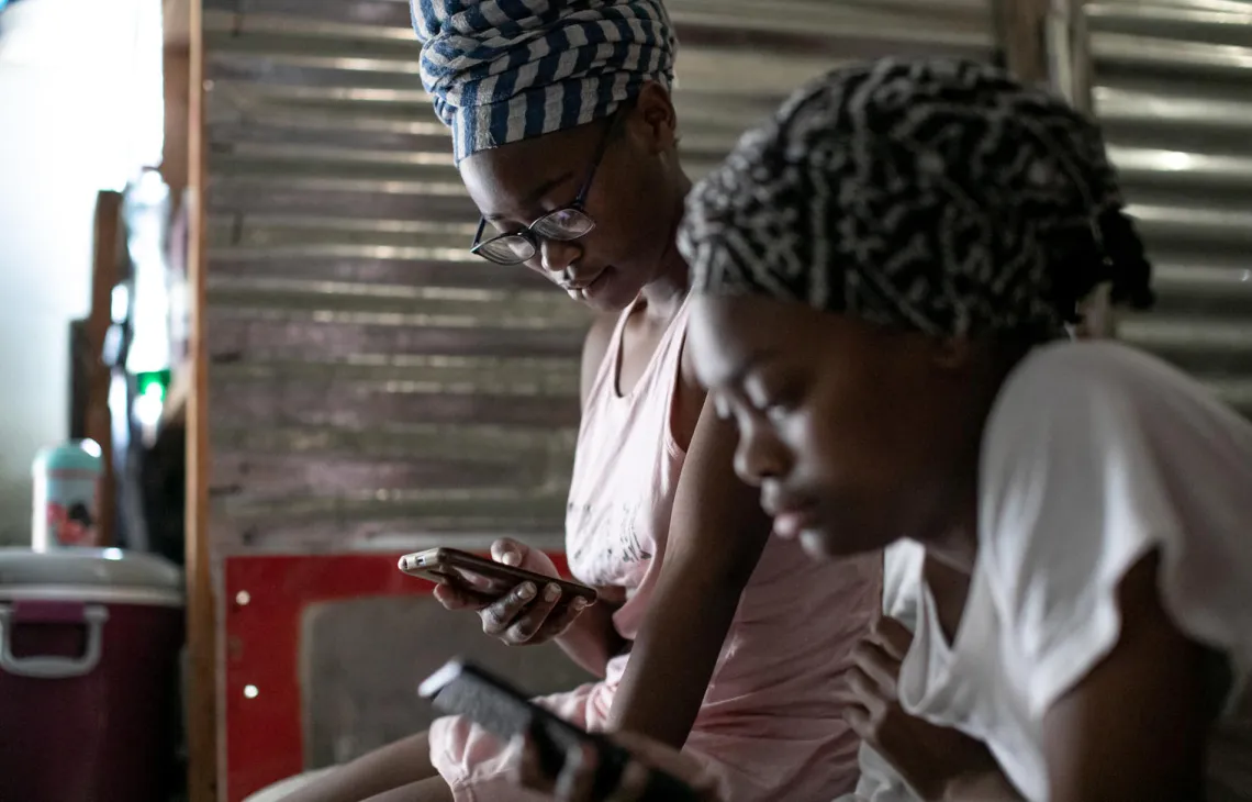 girls-mobile-phones
