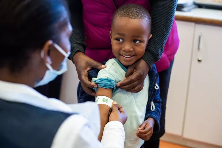 measuring-arm-circumference-of-child