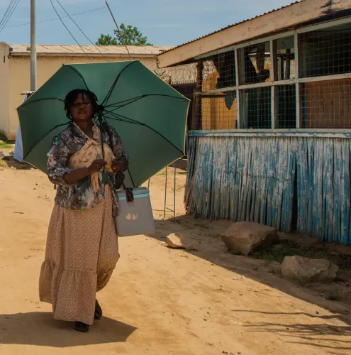 Under the hot sun in Kator Payam, Juba, Linda, a vaccinator sets out to reach children in her community 
