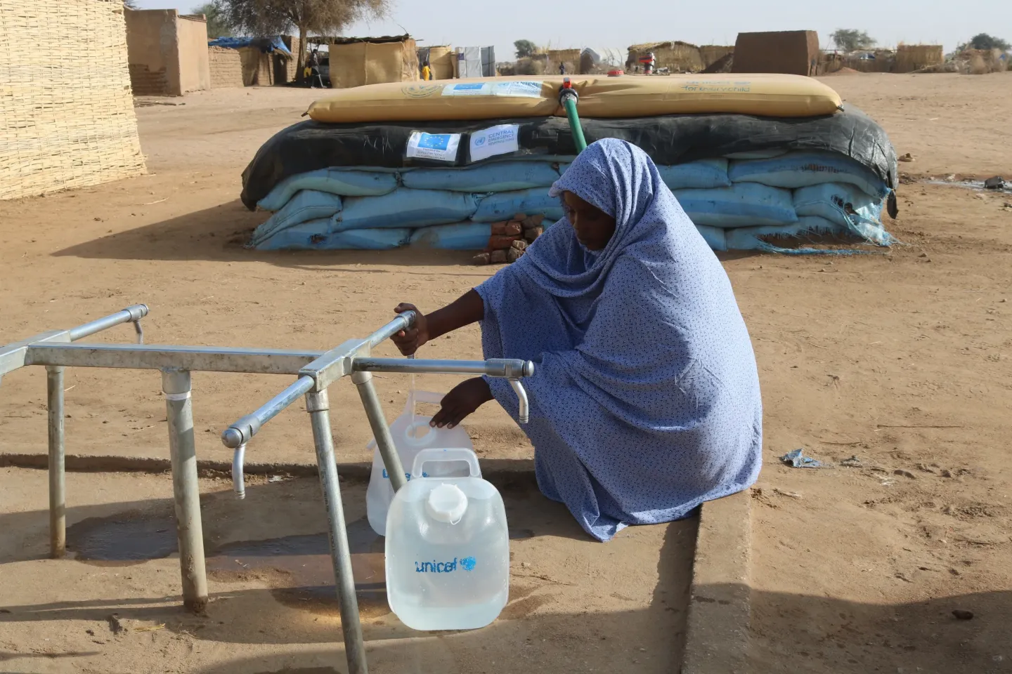 Tawila, Darfur, water supply, emergency WASH, sanitation, emergency latrines, clean water, water supply, clean and safe water, UNICEF, Sudan, displaced people, internally displaced people, displaced children