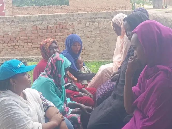 UNICEF SBC Officer, Nasrin Ibnouf speaks to mothers during a field mission.