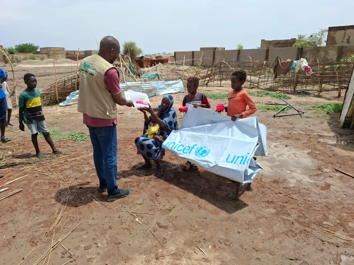 A family affected by the floods receives water, sanitation and hygiene supplies from UNICEF partners.