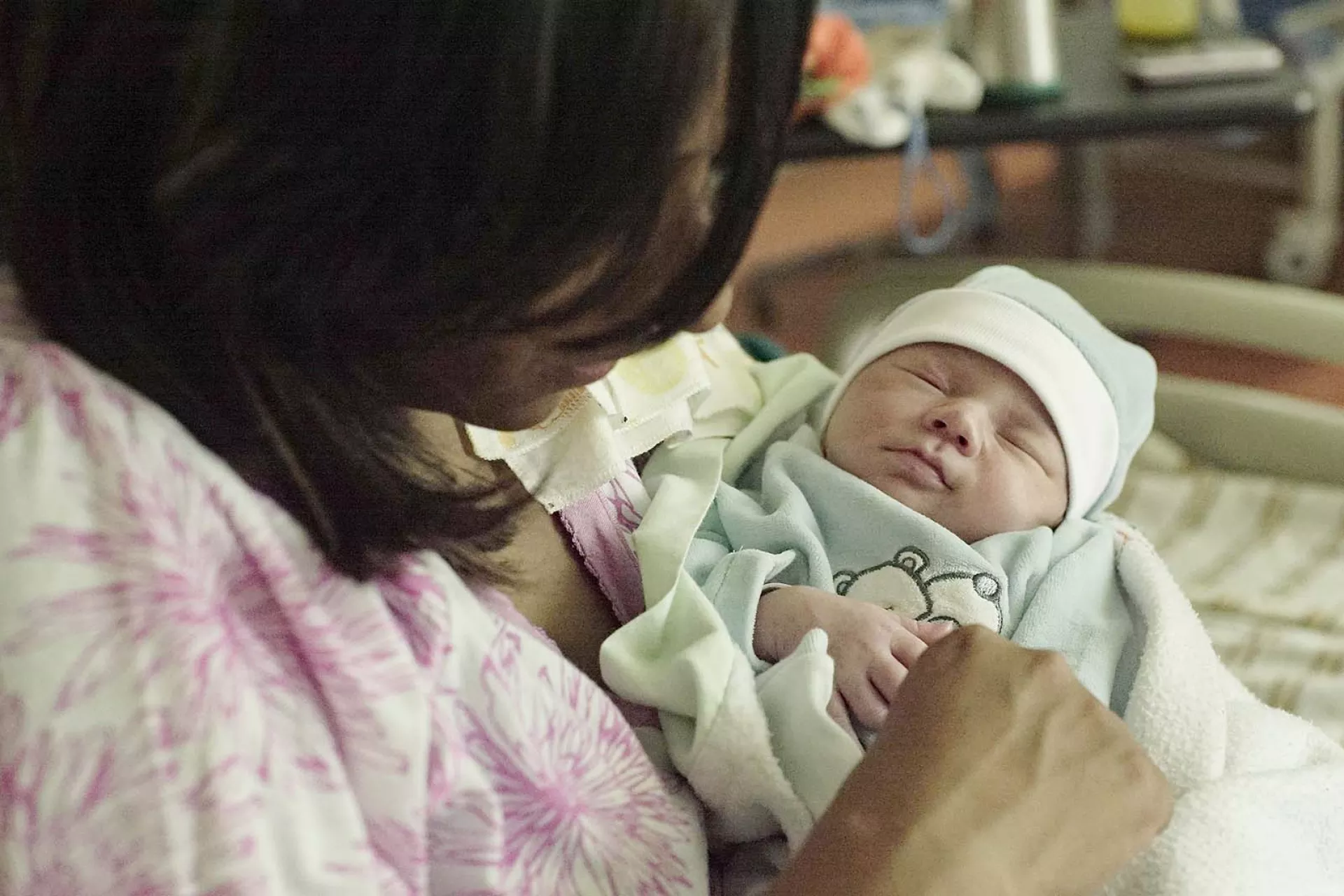 Marsolyaire holds her newborn son Mois&eacute;s Centeno, at the UNICEF-supported Caricuao Children's Hospital in Caracas, Venezuela.