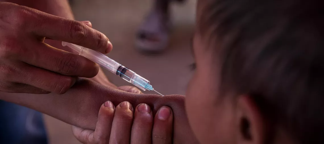 A Rohingya child is immunized in the Unchiprang makeshift refugee camp in Cox&rsquo;s Bazar district, Bangladesh, during the UNICEF-supported measles vaccination campaign in November 2017.