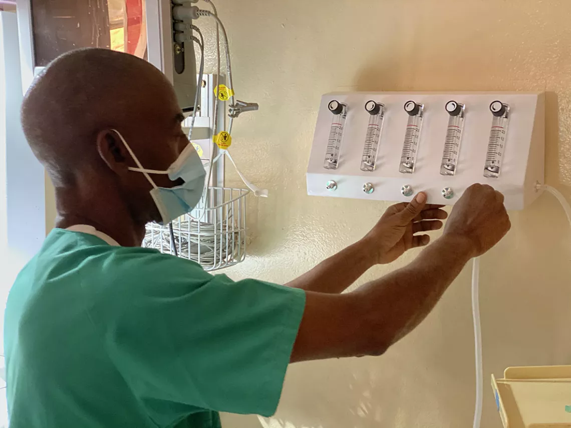 A health worker adjusts a new flow meter installed via SPRINT in the Newborn Intensive Care Unit of Kolda Health Center in southern Senegal. 