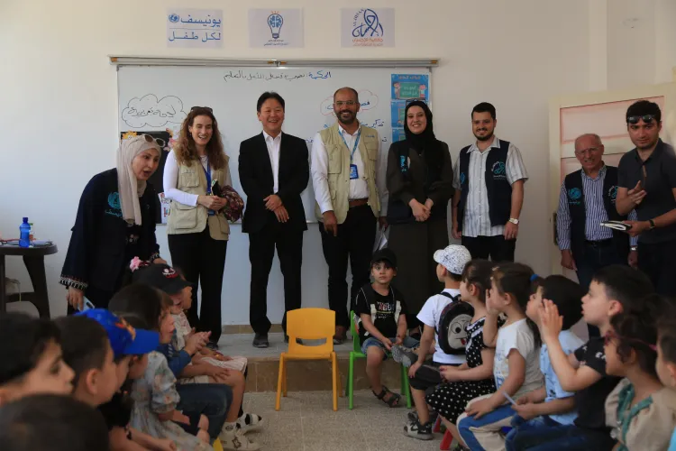 H.E. the Ambassador of the Republic of Korea meets with children in their classroom during his visit with UNICEF team to Al-Kifah school in Aleppo Governorate