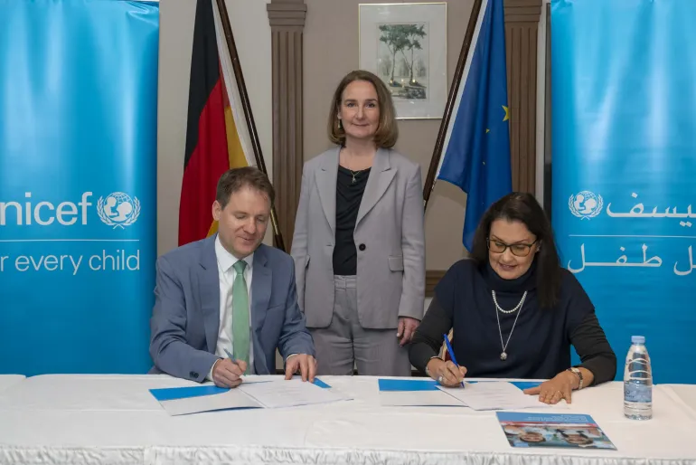 Agreement being signed by the UNICEF representative in Syria and the German goverment.
