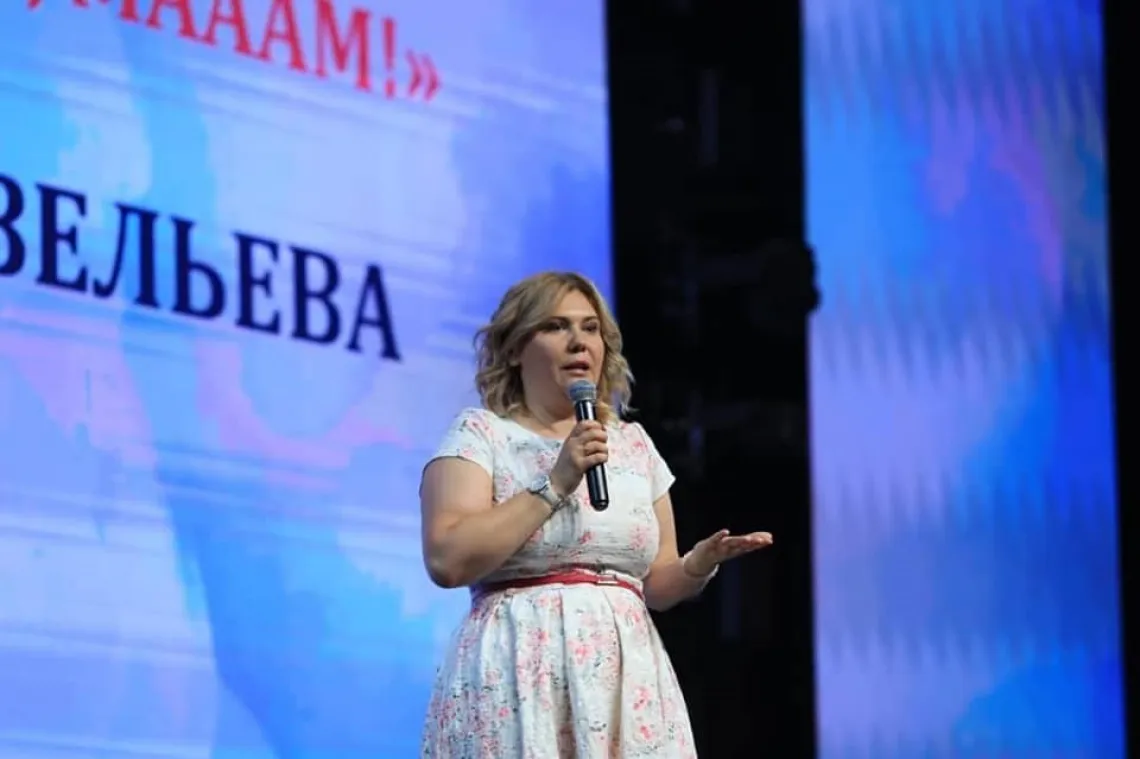 Olga Savelyeva on stage performing her stand-up 