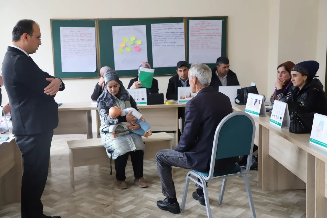 training process in the room full of participants 