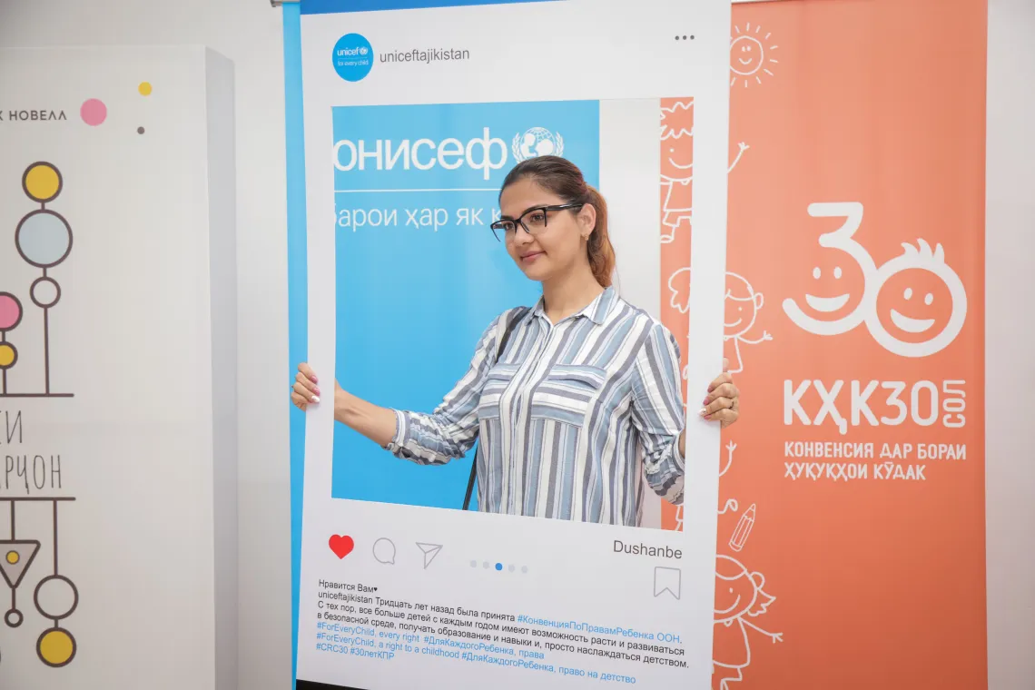 girl posing with photoframe 
