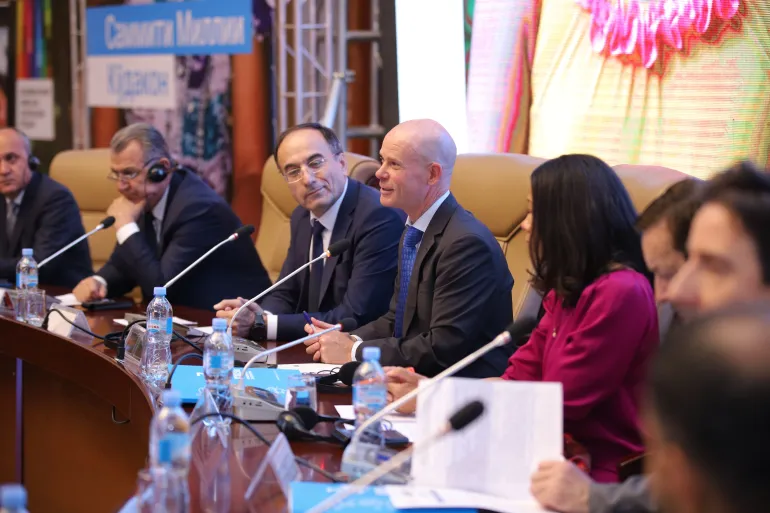 Round table 