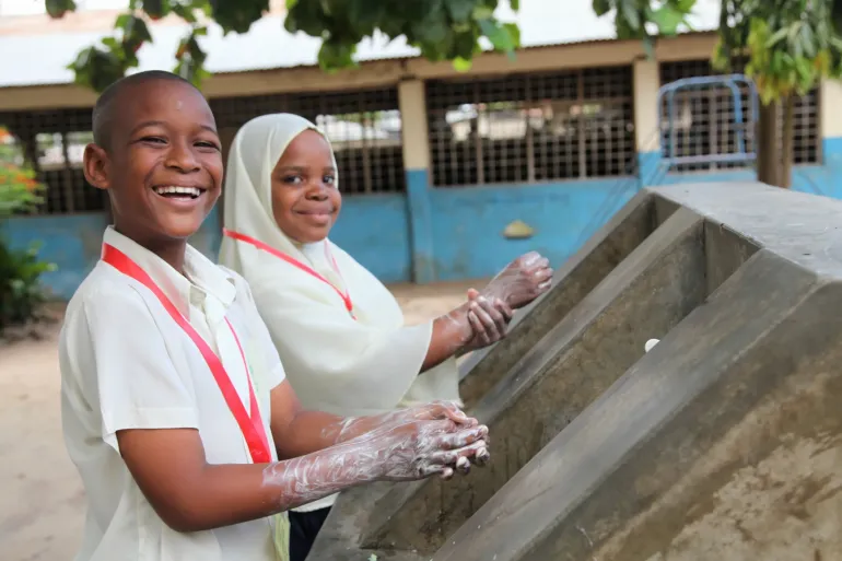 Children washing hands Znz