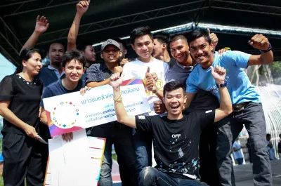 วัยรุ่นหลายคนกำลังยิ้มและหัวเราะดีใจ ที่ในฐานะผู้ชนะเลิศการประกวดสุดยอดไอเดีย Generation Unlimited Youth Challenge Thailand