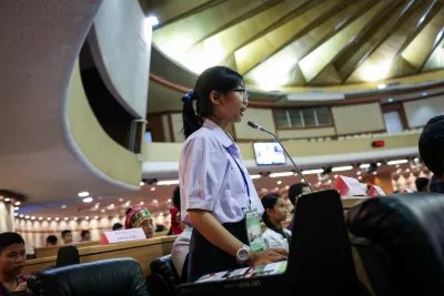 นักเรียนกำลังพูดอยู่ในห้องประชุมขนาดใหญ่