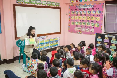 พวกเด็กๆ กำลังตั้งใจเรียนอยู่ที่ศูนย์พัฒนาเด็กเล็ก เทศบาลเมืองแม่โจ้ จังหวัดเชียงใหม่