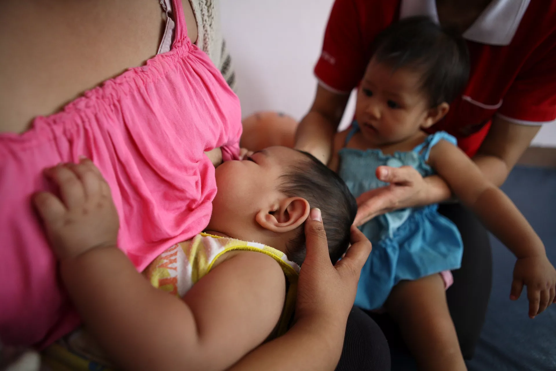 คุณแม่กำลังให้นมลูกน้อย