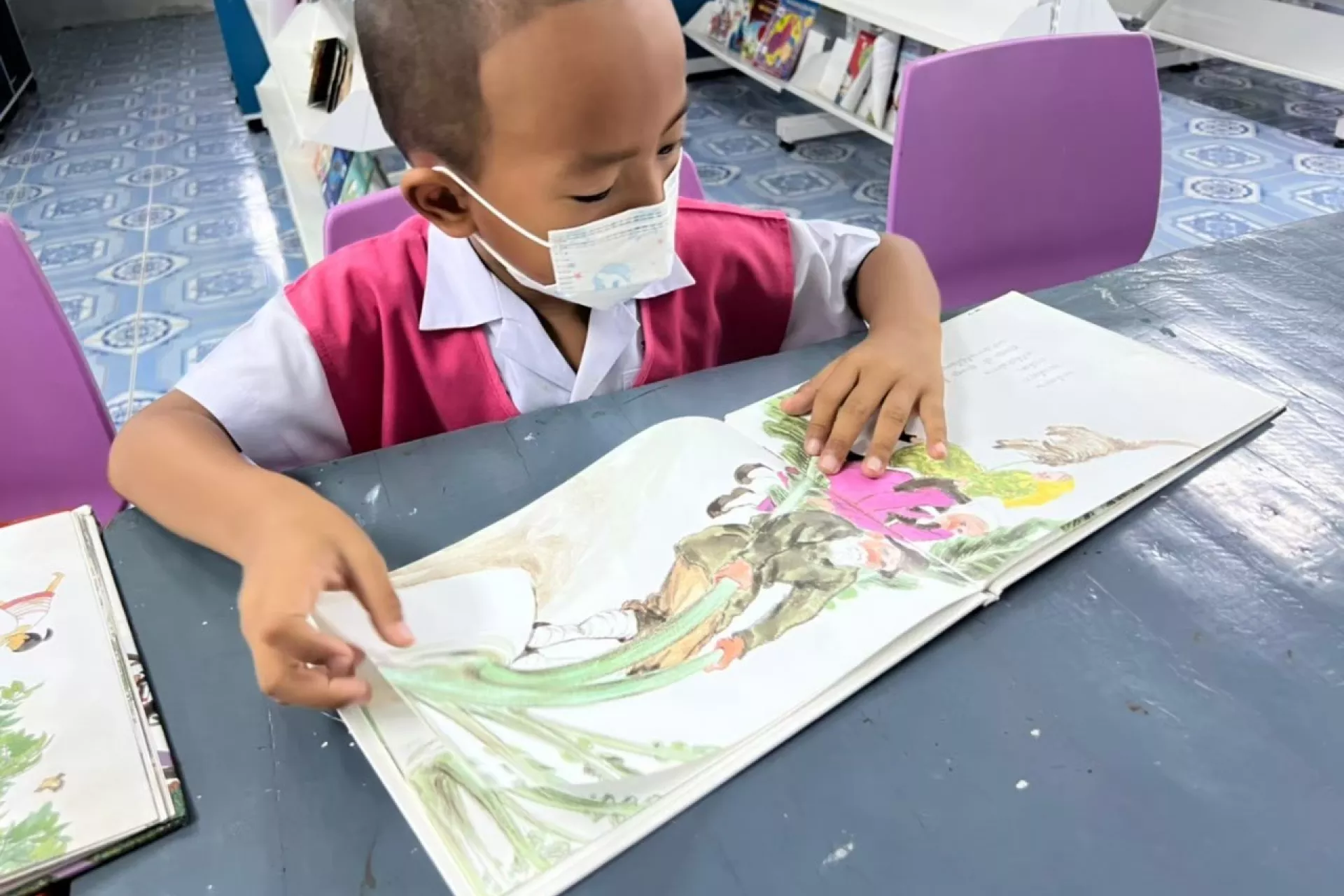 นักเรียนโรงเรียนบ้านช่องกะพัดอ่านหนังสือระหว่างเข้าร่วมกิจกรรม &ldquo;อ่านสัปดาห์ละเล่มในโรงเรียน&rdquo;