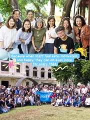 ภาพพนักงานของยูนิเซฟ ข้อความระบุว่า เมื่อพนักงานมีแรงบันดาลใจ รู้สึกปลอดภัย และมีความสุข พวกเขาก็สามารถทำสิ่งที่ยิ่งใหญ่ขึ้นเพื่อเด็กทุกคนได้
