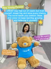 มะนาวถ่ายรูปคู่กับตุ๊กตาหมี Teddy Blu มาสคอตของยูนิเซฟ ประเทศไทย เธอกล่าวว่า แม้ว่ายูนิเซฟอาจดูเหมือนไกลตัว แต่เสียงของเยาวชนทุกคนมีความหมาย โลกต้องการพลัง เสียง และไอเดียของคุณ!