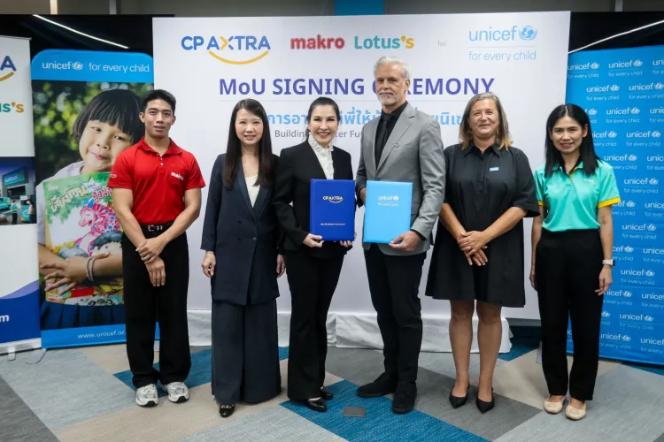 Representatives from CP Axtra, Makro, Lotus&rsquo;s, and UNICEF pose together at an MoU signing ceremony, with two representatives holding signed agreement folders.