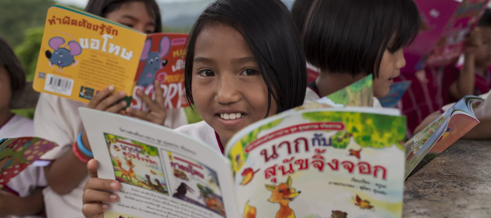 เด็ก ๆ กำลังอ่านหนังสือที่โรงเรียนห้วยผึ้งตำบลแม่ลาน้อย จังหวัดแม่ฮ่องสอน
