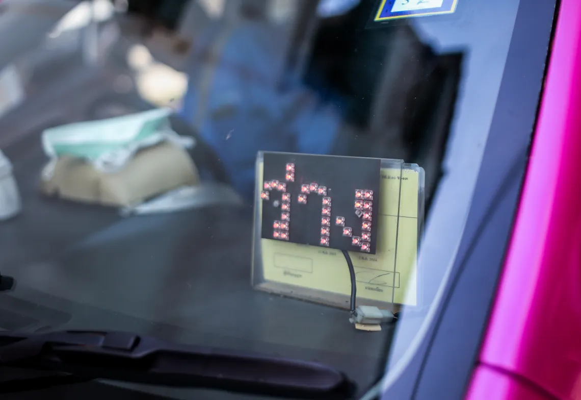 A taxi LED sign saying "vacant"