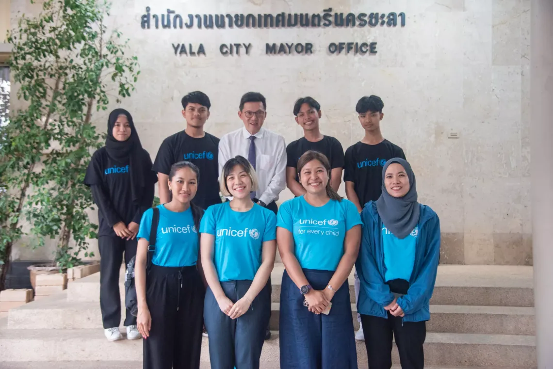 Young people, UNICEF staff and Yala City&rsquo;s mayor.