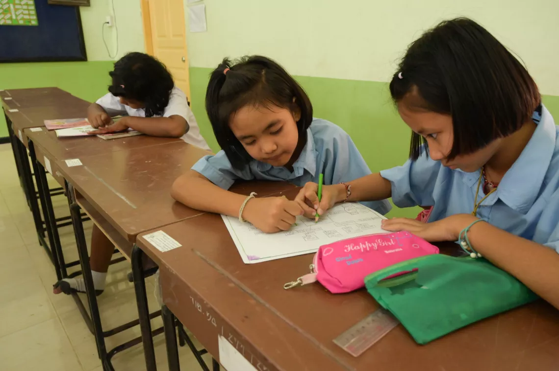 A group of students are interacting with each other in the class.