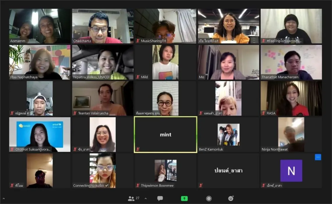 More than 30 volunteers from the Klongtoey community and UNICEF in a daily virtual meeting with former Transportation Minister Chatchart Sittipan to report on and coordinate their COVID-19 response efforts.