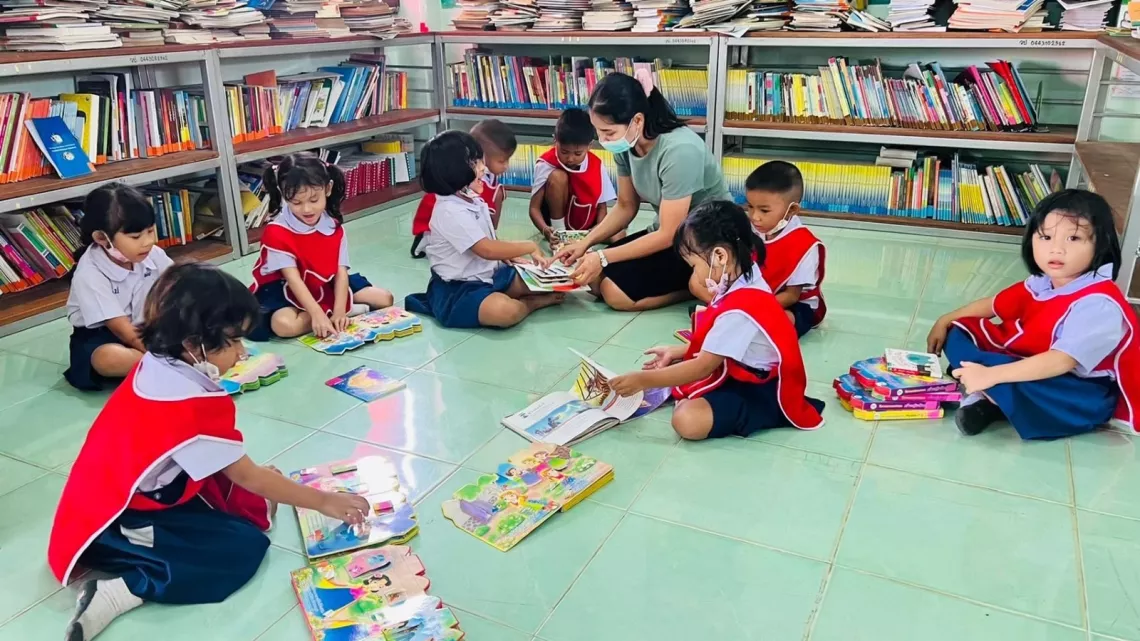 นักเรียนโรงเรียนวัดโป่ง จังหวัดจันทบุรี กำลังร่วมกิจกรรมรักการอ่าน