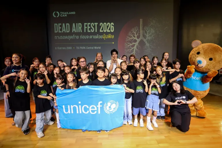 Children and adults at Dead Air Fest 2026 pose together with a UNICEF banner and mascot, many wearing Beat to Breathe campaign shirts.