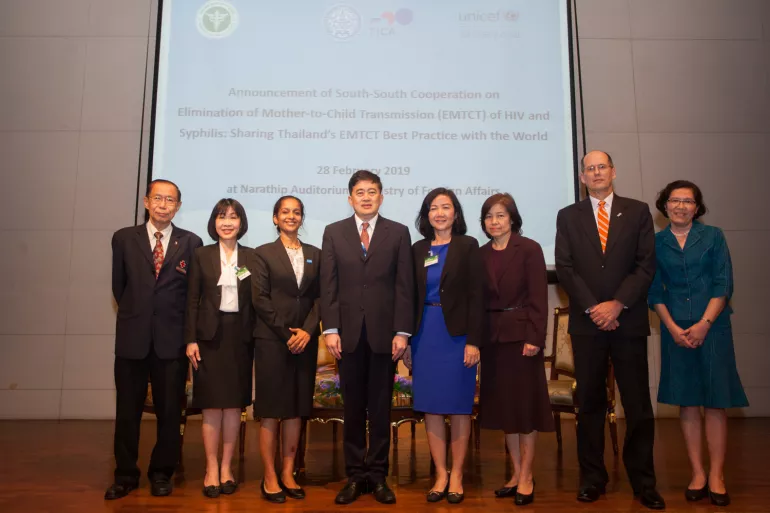A group photo of Ministry of Foreign Affairs where Thailand International Cooperation Agency (TICA), Ministry of Public Health, and UNICEF agreed on the South-South Cooperation on Elimination of EMTCT of HIV and Syphilis. 