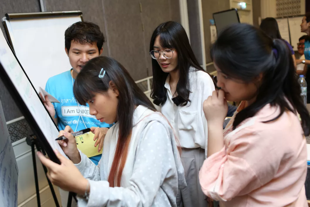 A group of young people are sharing their opinion during a workshop.