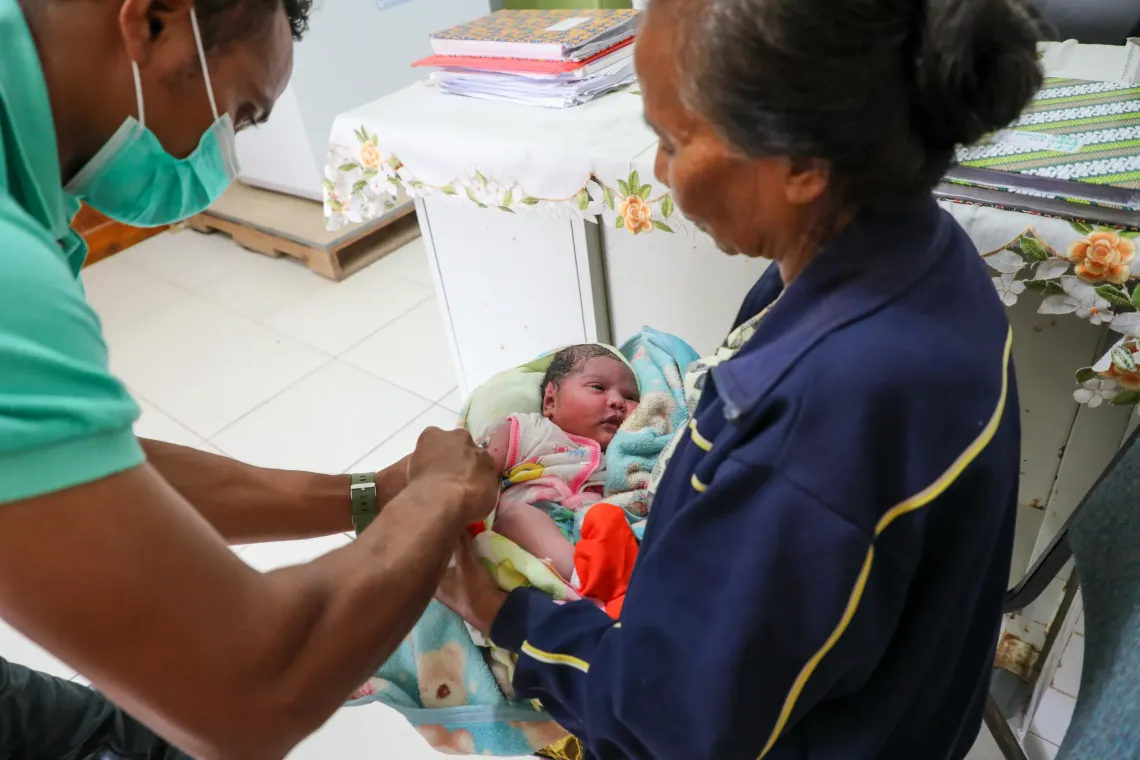 Maia is receiving her very first vaccinations, from Nurse Sim&atilde;o. 