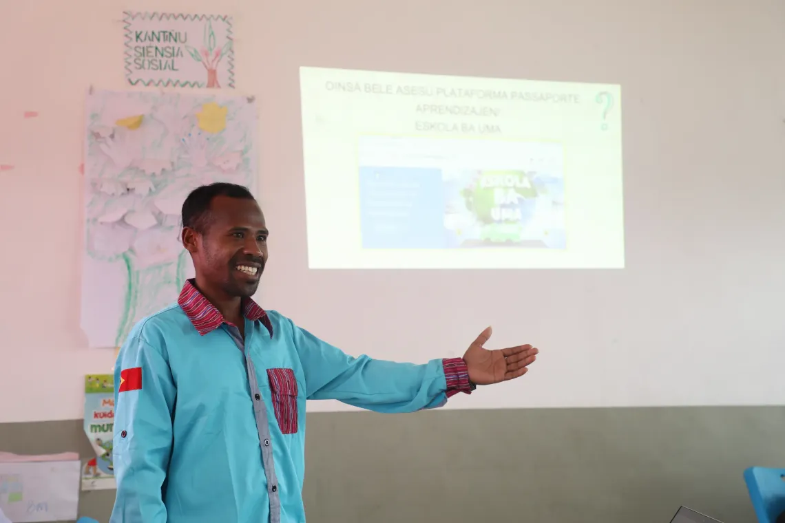 Teacher Marcelino leads the class on how to access the Eskola ba Uma/EbU (Learning Passport) platform. Photo