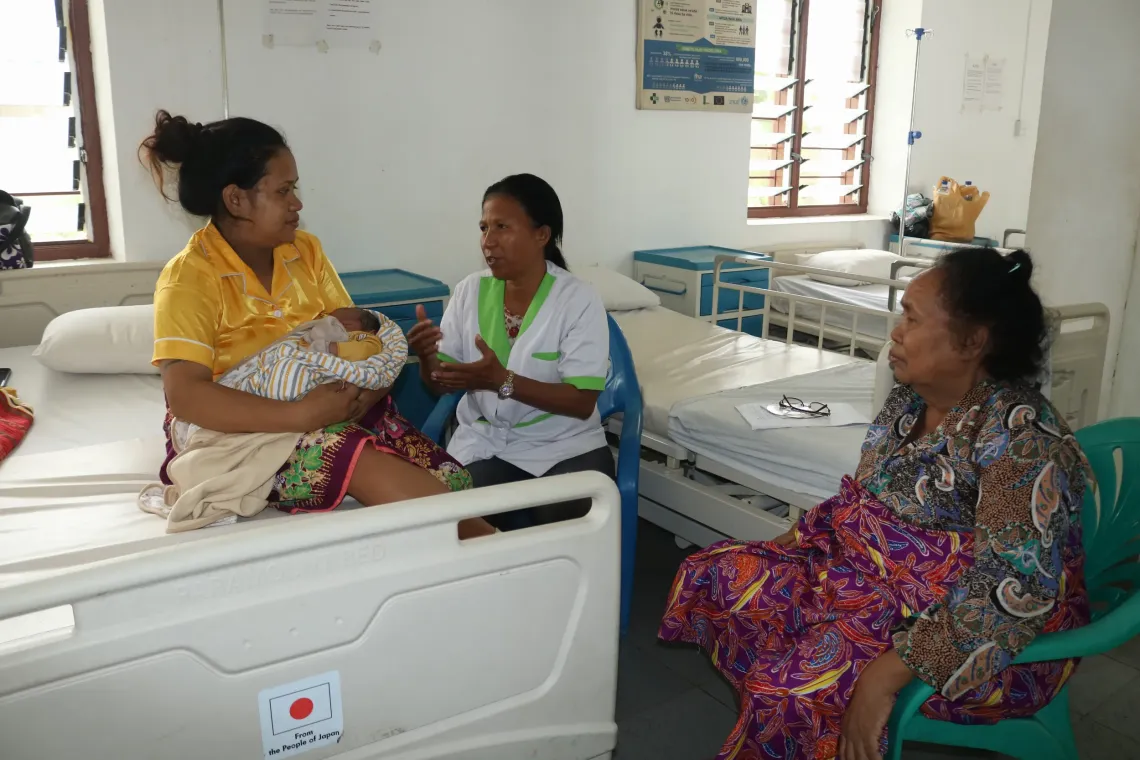 Midwife Geralda provides post-partum counselling to Fernandina in the maternity ward at Formosa Health Centre in Dili, Timor-Leste. 