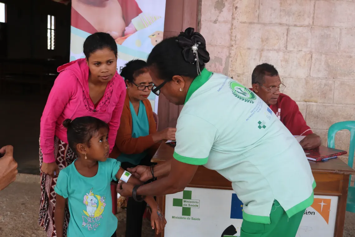 Miranda uses a MUAC to measure children&rsquo;s arms during a health and nutrition outreach event. 