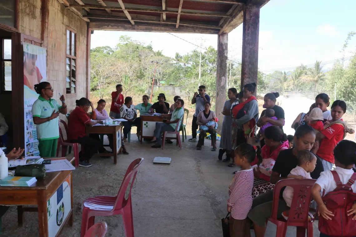 Miranda conducts a health and nutrition awareness session for mothers during an outreach event in Uma Ana-Ico village. 