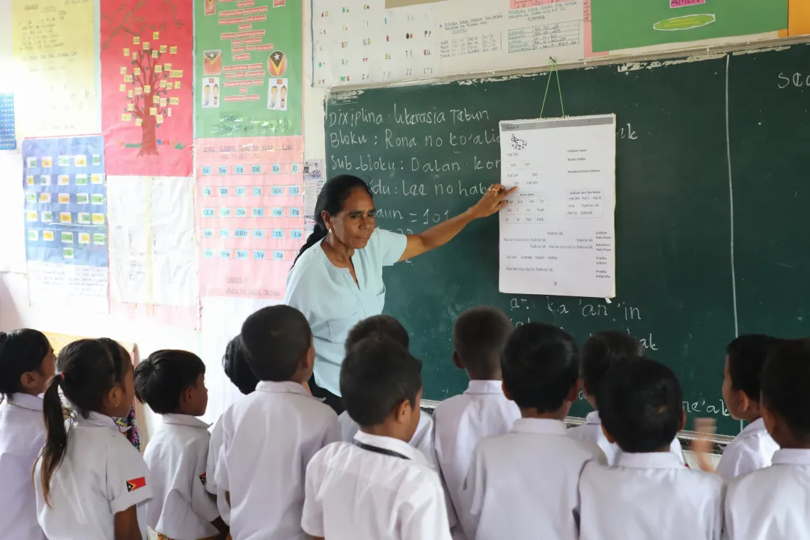 Aguida supports Grade 1 students in developing their reading skills. 