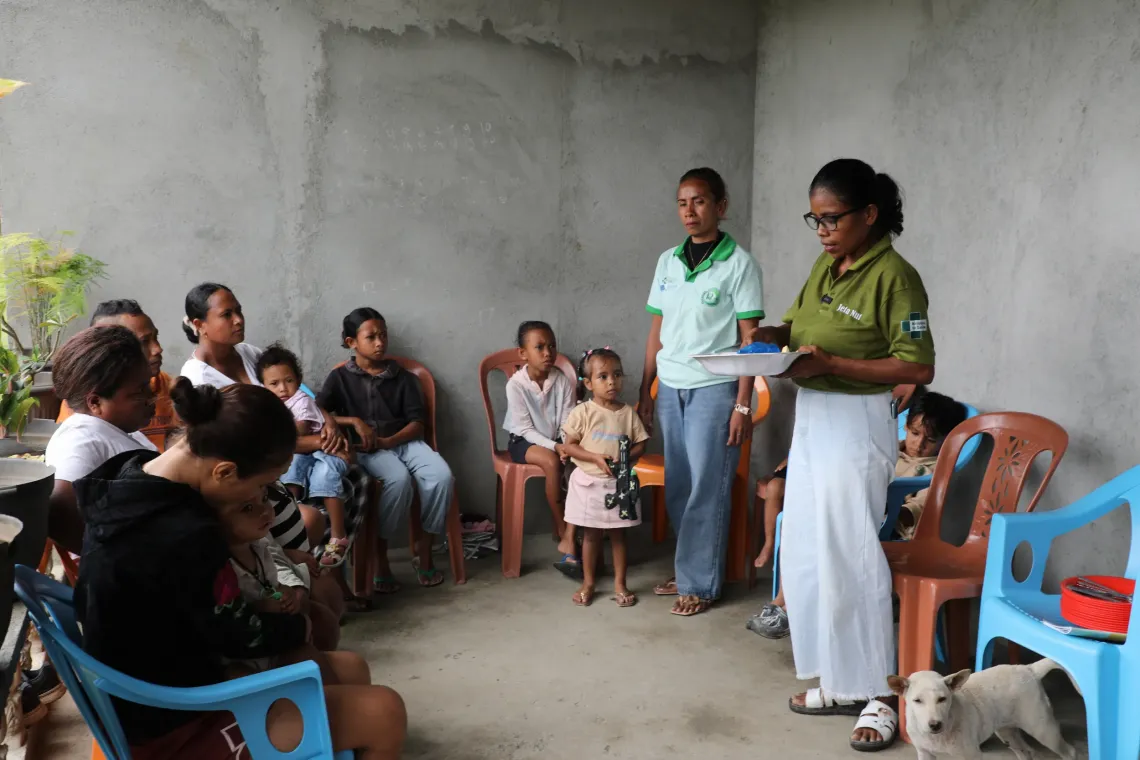 A member of the Mother Support Group, together with a nutritionist, led a session for mothers at the outreach service.