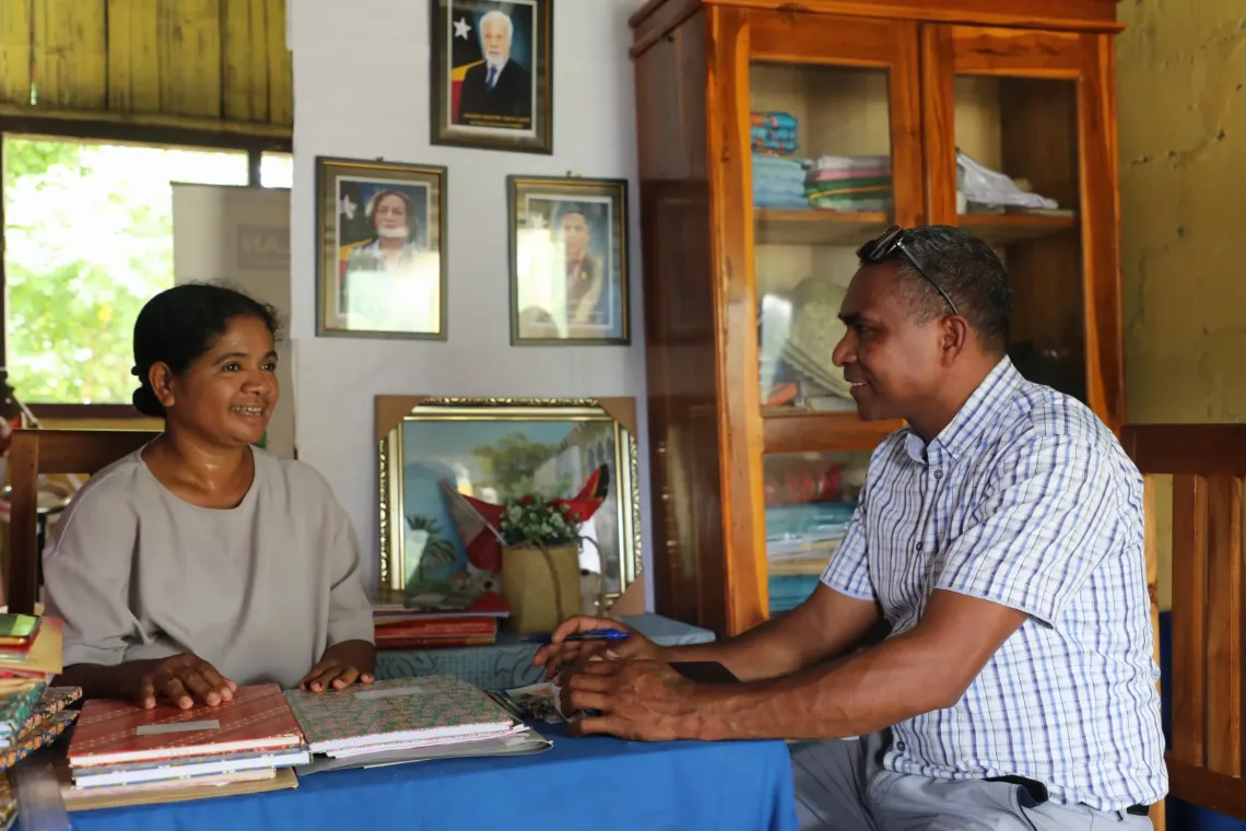 Marcelino Mendon&ccedil;a discusses future improvements to rainwater tank installations with a school coordinator during a monitoring visit. 